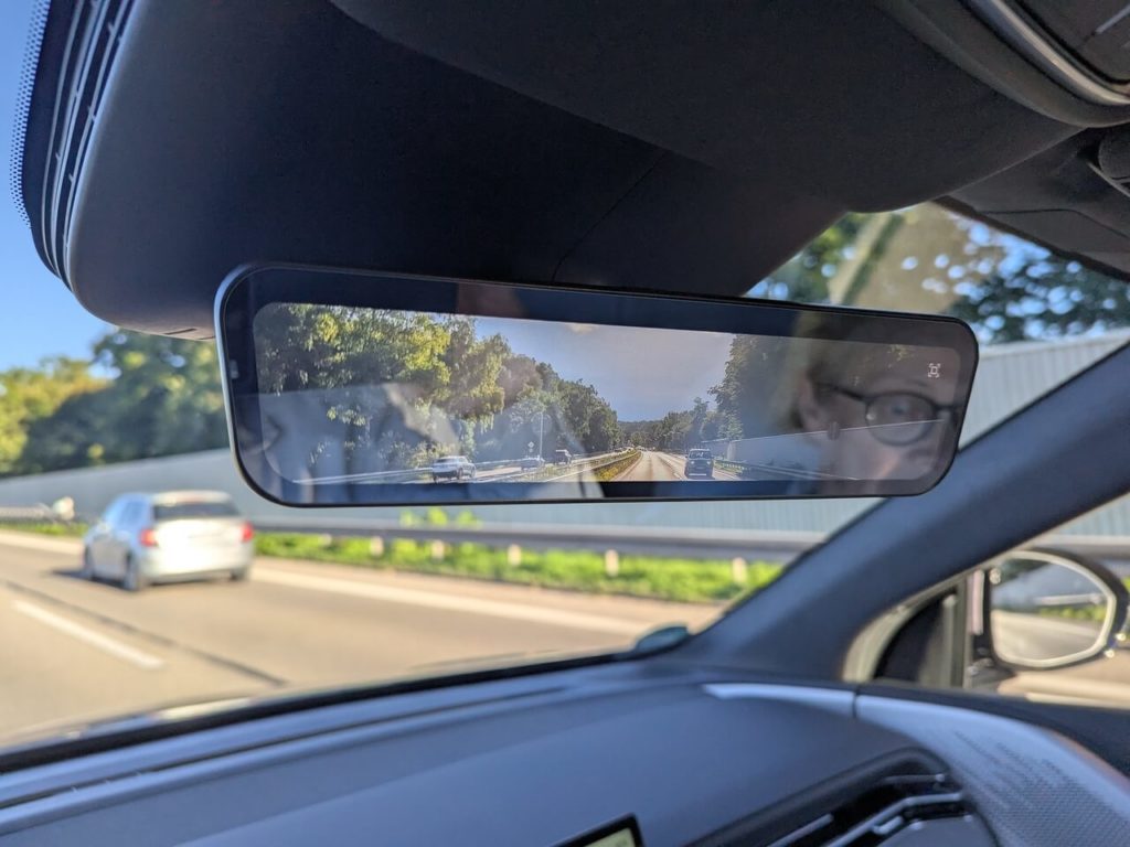 Neuer kamerabasierter Innenspiegel. Digitaler Rückspiegel oder klassische Spiegel-Ansicht.