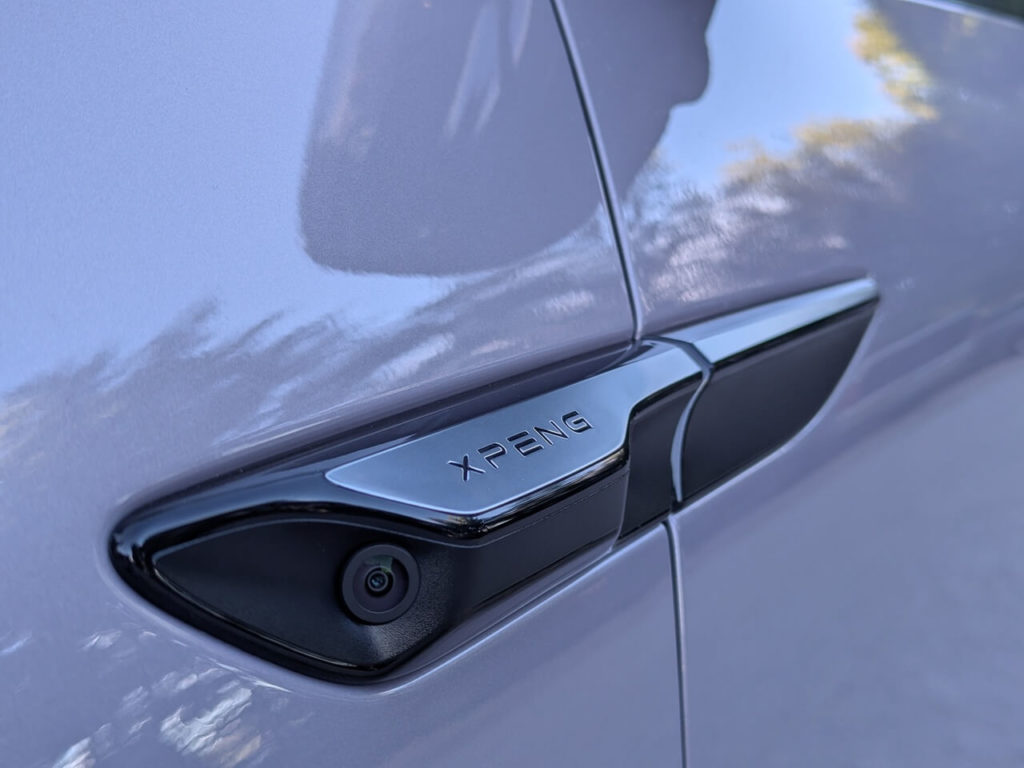 Xpeng-Schriftzug auf Kamera am Kotflügel.