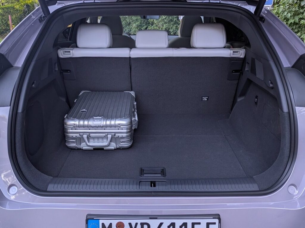 Der Gepäckraum im Xpeng G6 hat ein Fassungsvermögen von 571 Litern und lässt sich auf bis zu 1374 Liter durch umlegen der Rücksitzbank (Teilungsverhältnis 40:60) erweitern.