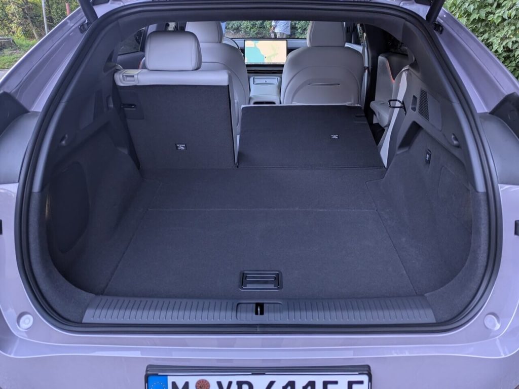 Rücksitzbank mit Teilungsverhältnis von 40:60 und einem maximalen Gepäckraumvolumen von 1374 Litern. Ebene und übergangsfreie Ladefläche.