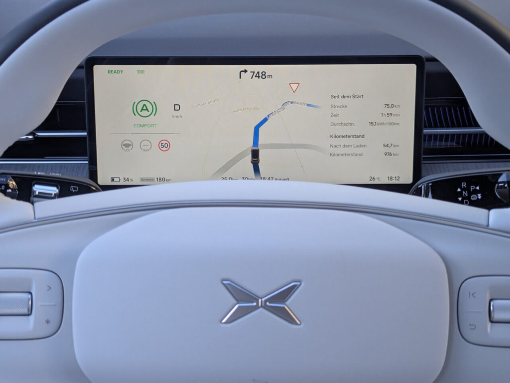 Digitaltacho im Xpeng G6: 10,25 Zoll großes Kombiinstrument. Verschiedene Informationen lassen sich anzeigen.