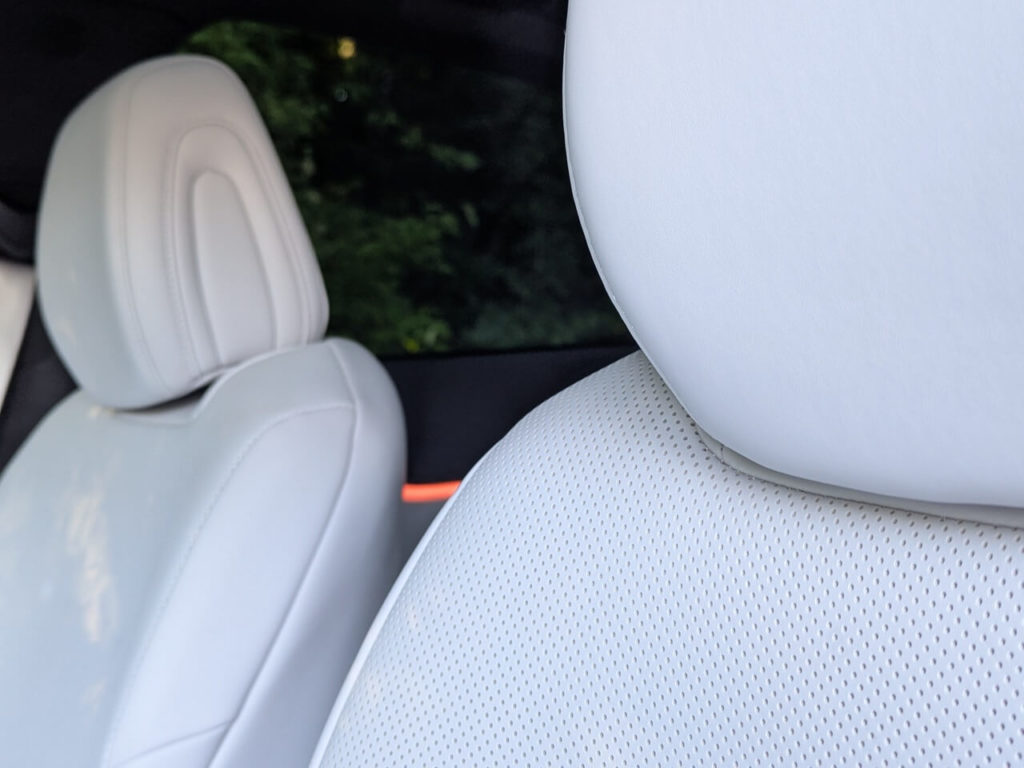 Echtleder im Xpeng G6: helle Nappaleder-Innenausstattung mit perforiertem Leder.