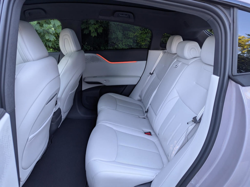 Xpeng G6 mit hellem Nappaleder: Rücksitzbank mit Sitzheizung, verstellbaren Rückenlehnen und Ambientebeleuchtung.