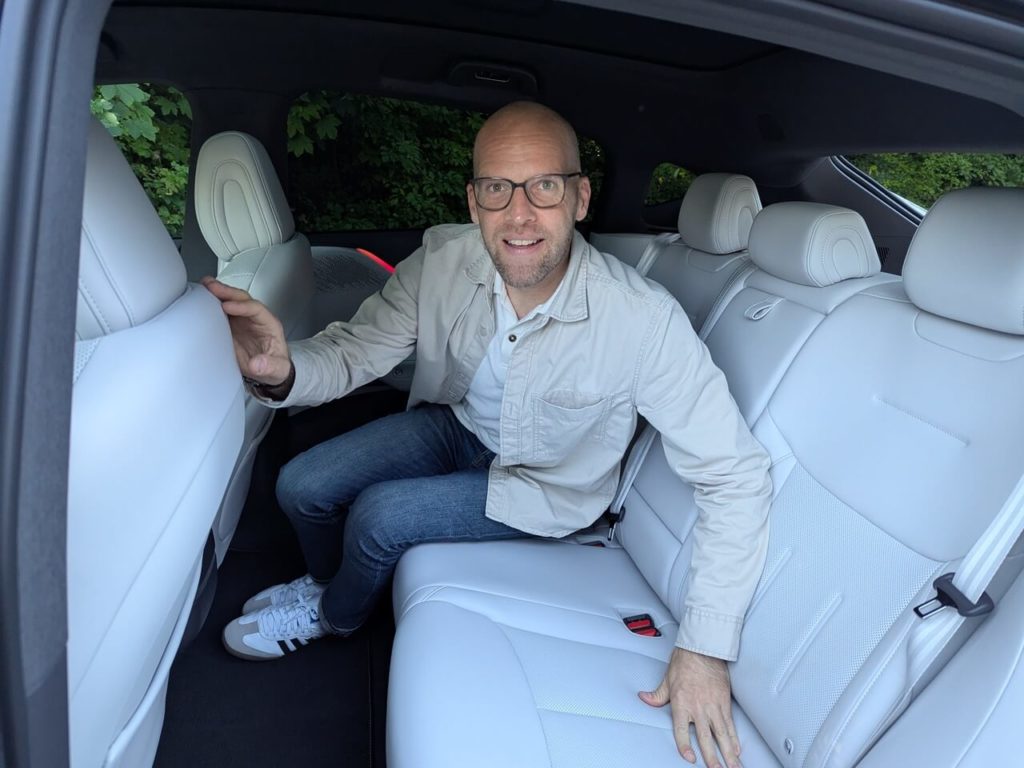 Viel Platz auf der Rücksitzbank: Kein Mitteltunnel, stattdessen viel Kopf- und Beinfreiheit. Die Rückenlehnen lassen sich verstellen und es gibt sogar eine Sitzheizung. Automobil-Journalist Daniel Przygoda über das Facelift 2025 des Xpeng G6.