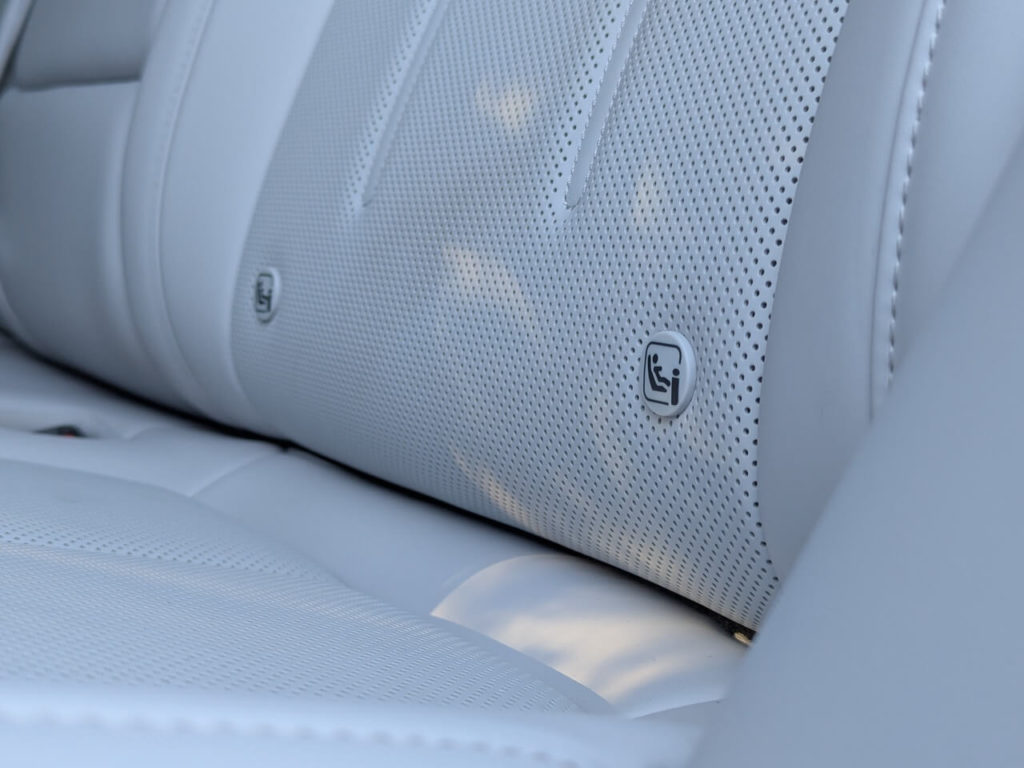 Die beiden äußeren Plätze der Rücksitzbank im Xpeng G6 verfügen über leicht erreichbare Isofix-Halterungen für Kindersitze.