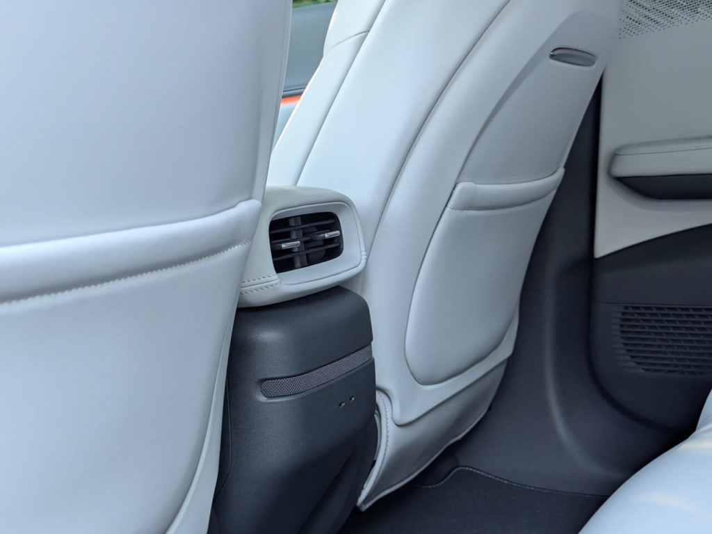 Lüftungsdüsen für den Fond: Die Rücksitze haben eine eigene Lüftung und zwei USB-C-Anschlüsse.