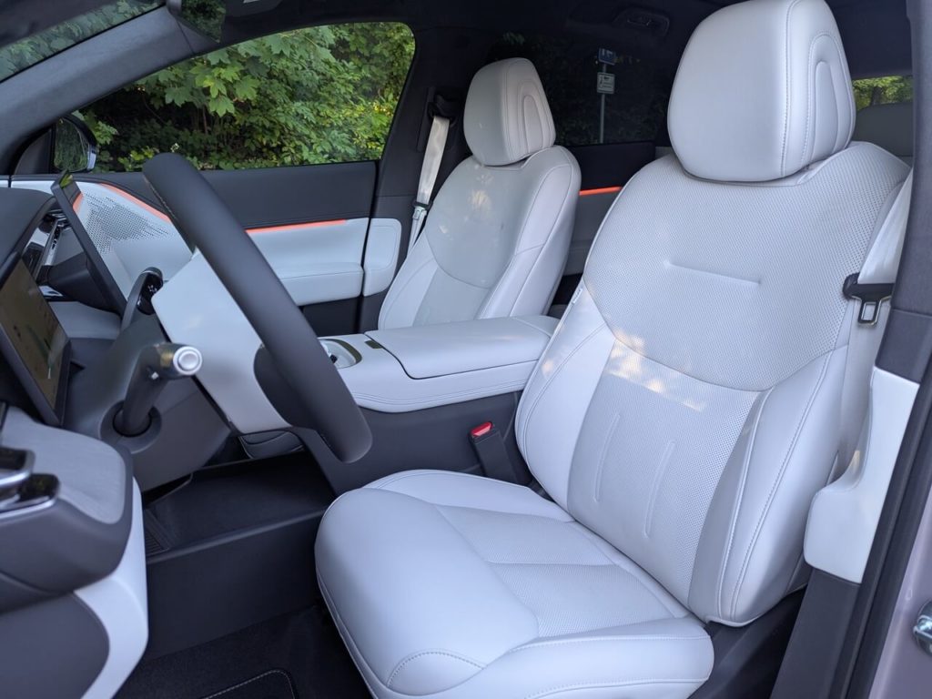 Echtledersitze im Xpeng G6: Ab Modelljahr 2025 gibt es Nappaleder mit Komfortfunktionen. Vorne haben Fahrer- und Beifahrersitz Sitzheizung, Sitzbelüftung und Massagefunktion.