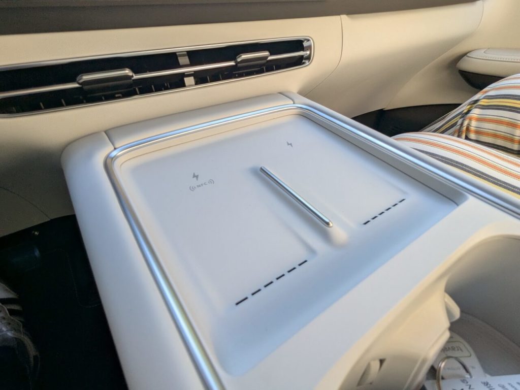 Induktive Ladestation (QI) 50 Watt mit Belüftung für zwei Smartphones in der Mittelkonsole.