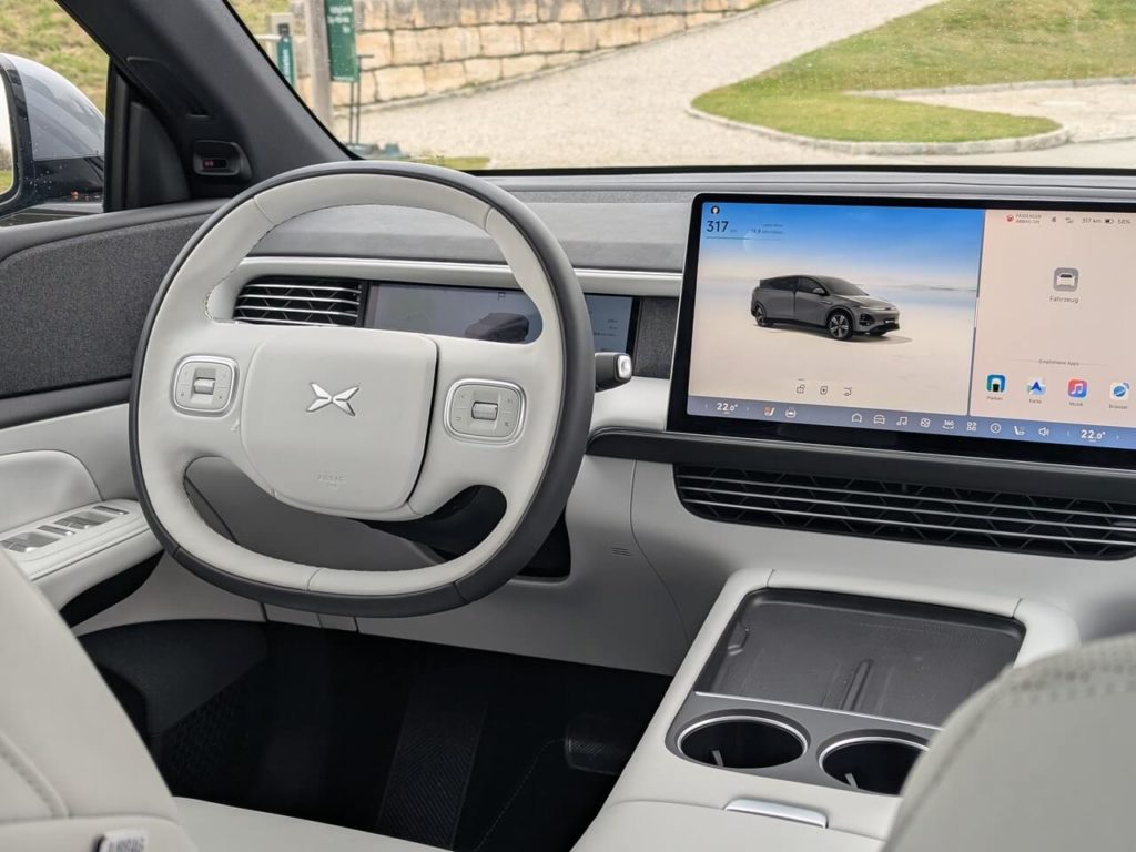 Cockpit im XPeng G6 mit Digitaltacho: 10,2 Zoll Kombiinstrument und 15 Zoll Infotainmentsystem mit Touchscreen.
