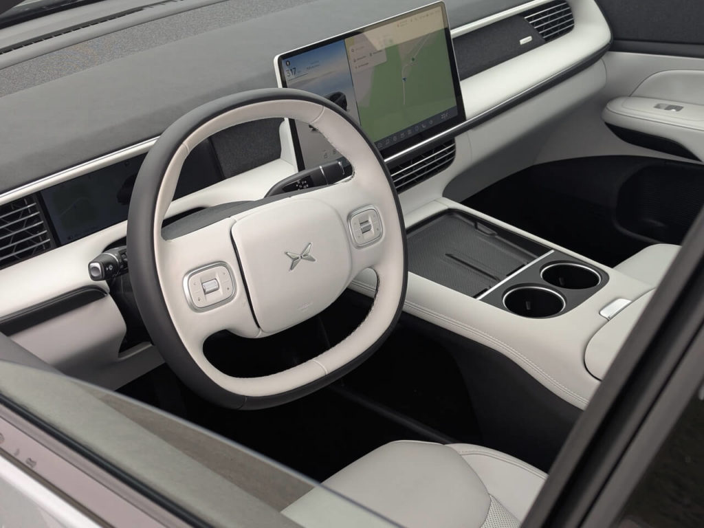 Fahrzeuginnenraum mit hellgrauem Kunstleder-Polster. Der Xpeng G6 mit digitaler Instrumentierung und 15 Zoll großem Touchscreen. Der Hardware-Prozessor stammt von NVIDEA.