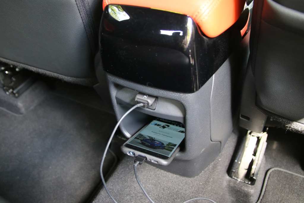 Nissan Juke, USB-Anschluss für Rücksitze, Mittelkonsole