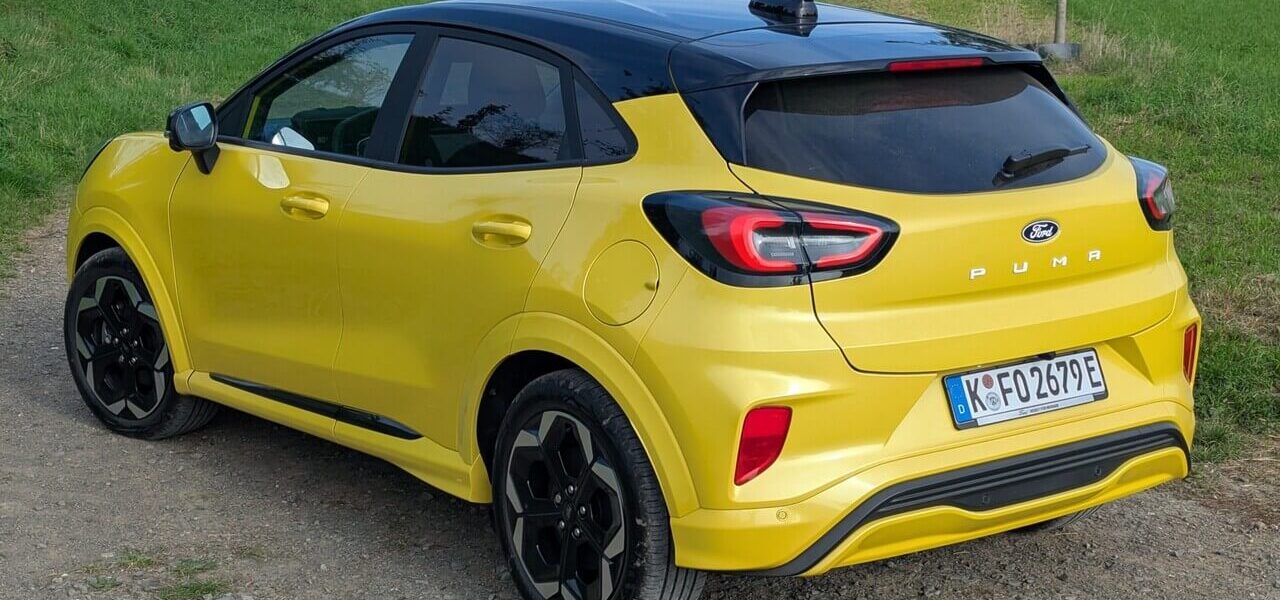Ford Puma Gen-E in Electric Yellow Metallic (PN3MA) mit schwarzem Dach