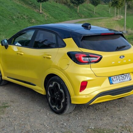 Ford Puma Gen-E in Electric Yellow Metallic (PN3MA) mit schwarzem Dach