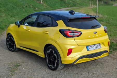 Ford Puma Gen-E in Electric Yellow Metallic (PN3MA) mit schwarzem Dach