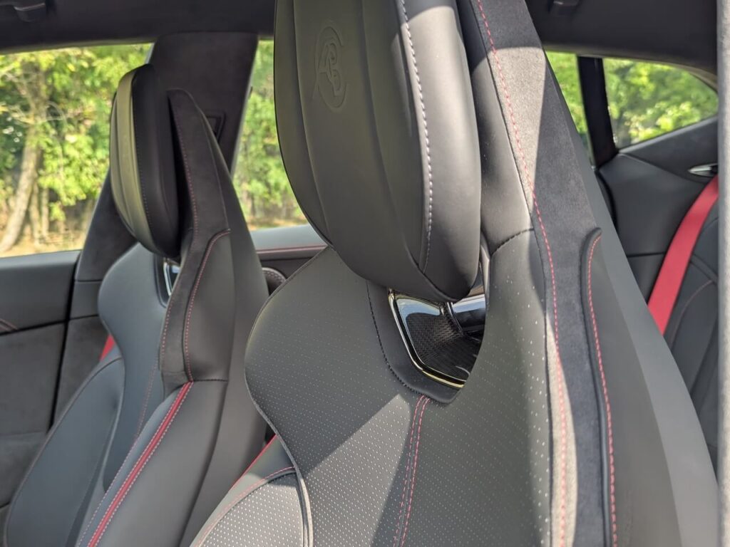 Interieur: Nappaleder und Alcantara mit roten Ziernähten, roten Sicherheitsgurten, Carbon-Dekor.