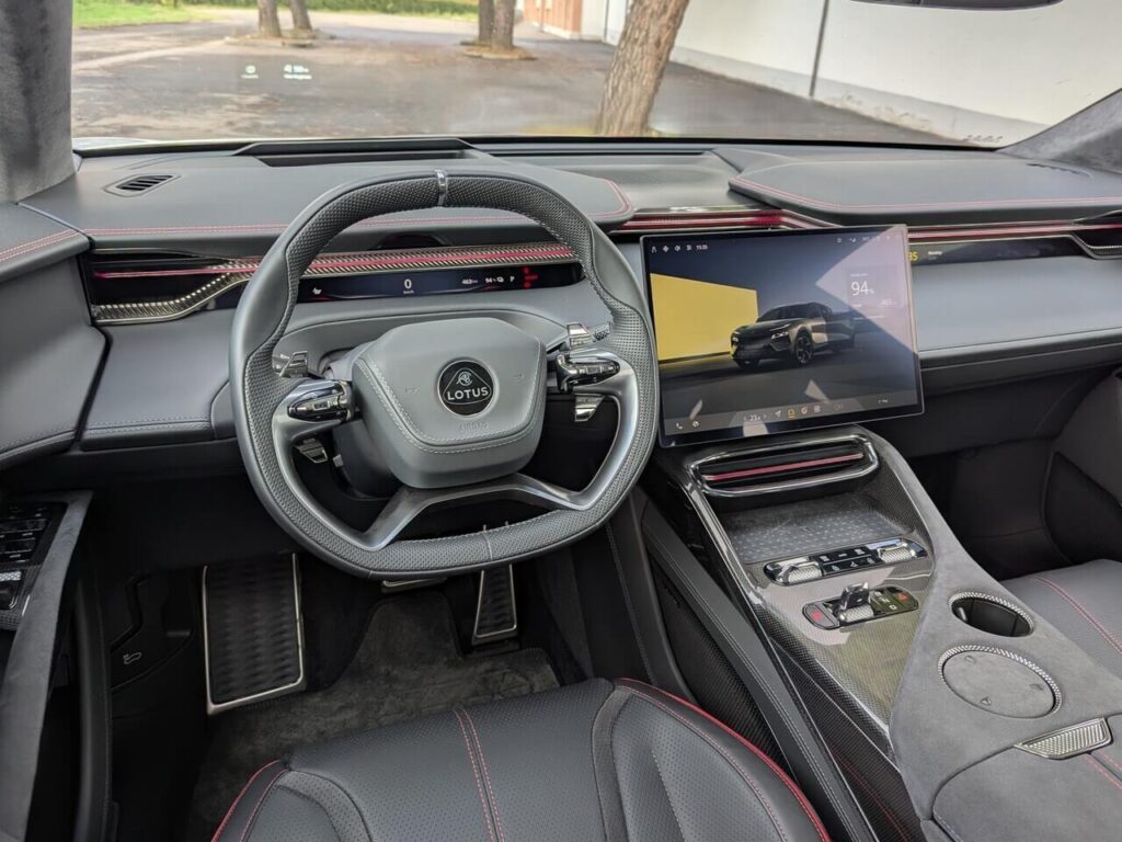 Cockpit im Lotus Eletre: Sportlenkrad (perforiertes Leder und 12-Uhr-Markierung aus Metall) mit digitalem Kombiinstrument.