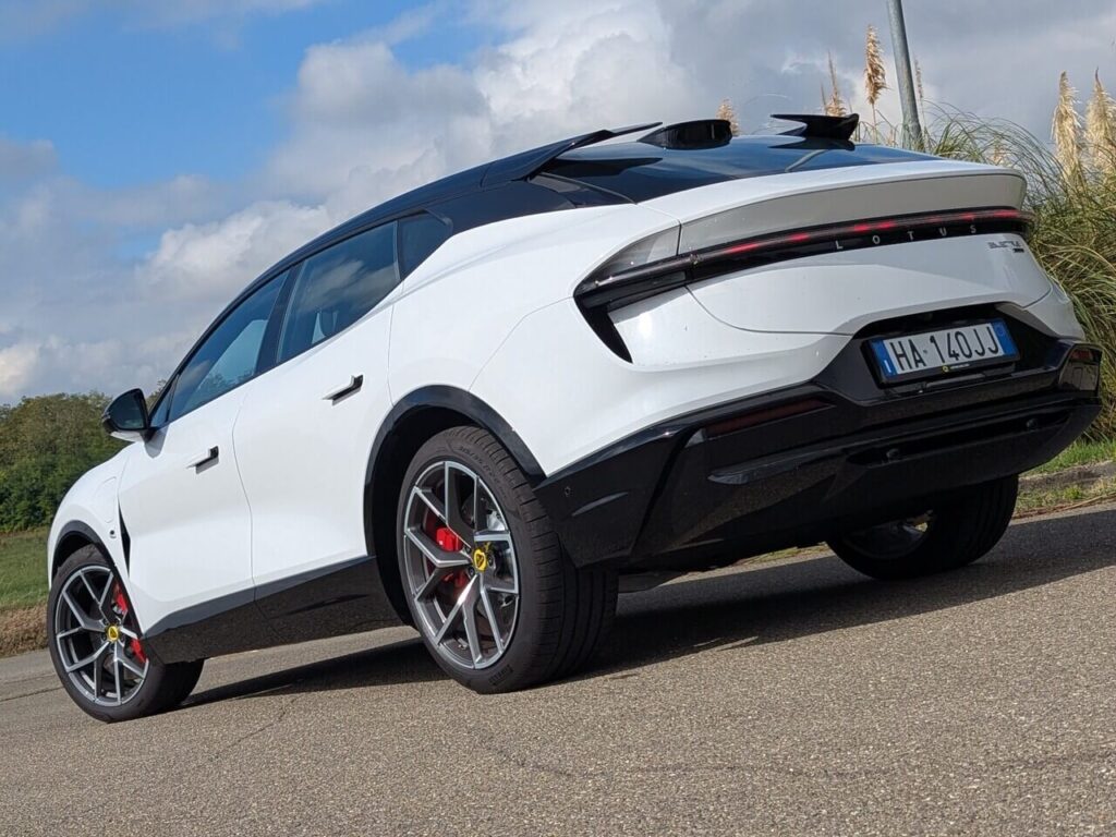 Lotus Eletre 600 Sport SE in Akoya-Weiß (Dreischickt-Perlmutt-Lackierung)