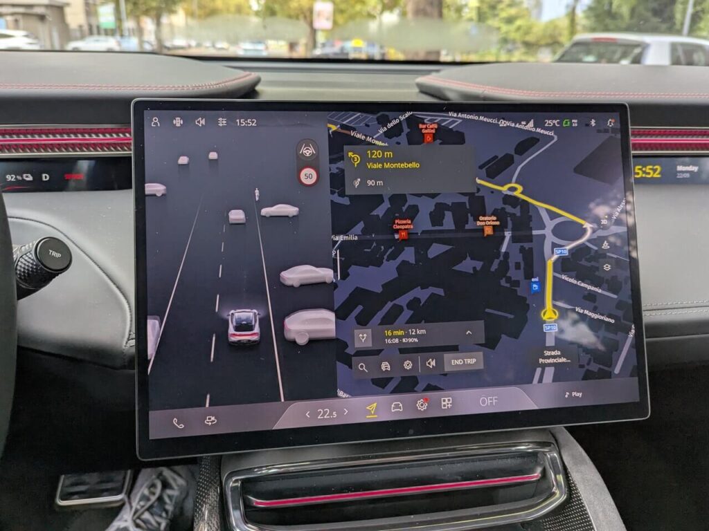 integriertes Navigationssystem: Ansicht am Touchscreen mit LIDAR/Fahrerassistenzsystem.