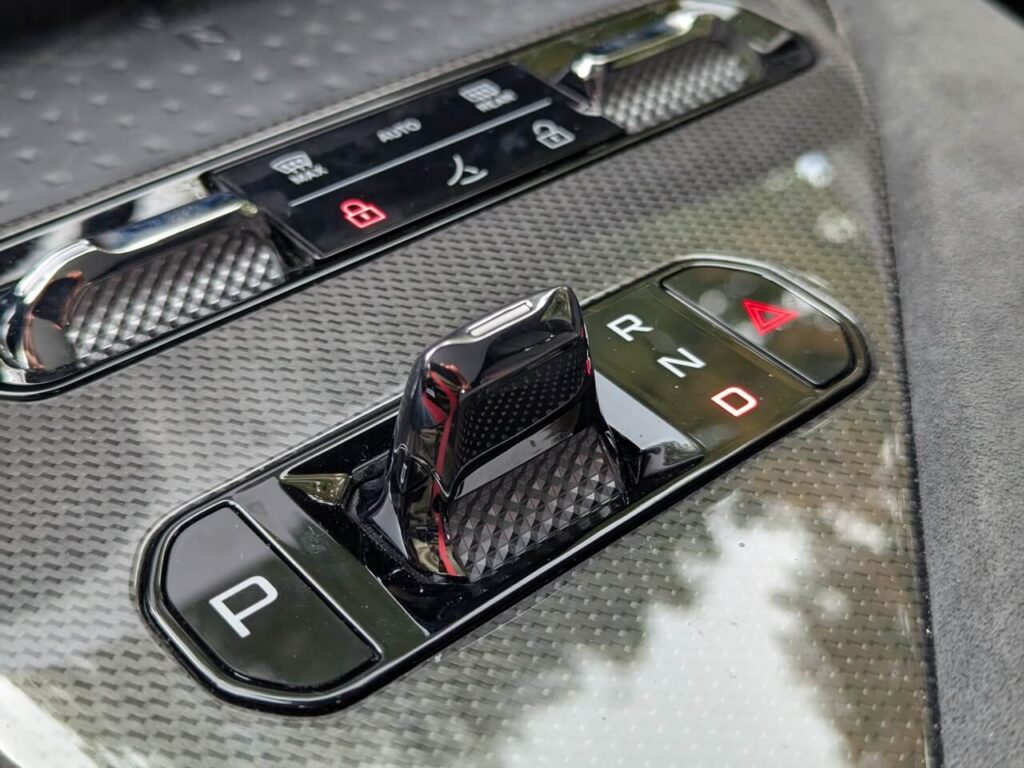 Fahrhebelschalter in der Mittelkonsole mit Carbon-Dekor.