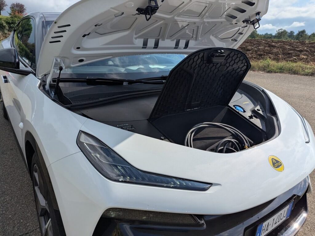 Frunk des Lotus Eletre mit zusätzlichem Stauraum für Ladekabel - 46 Liter großer Stauraum unter der Fronthaube.