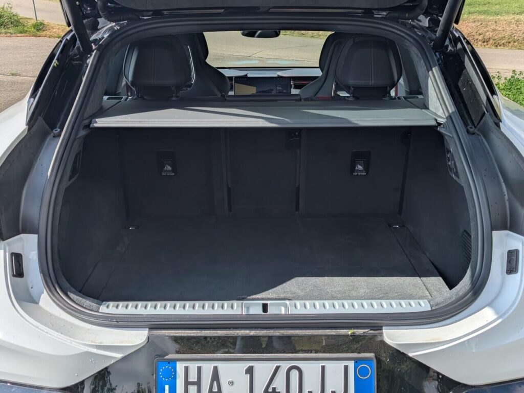 Gepäckraum mit einem Fassungsvermögen von 688 Liter. Die Hutablage im Lotus Eletre ist mit Leder bezogen.