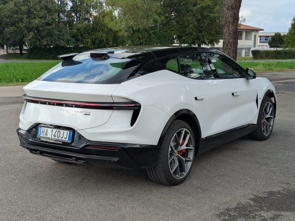 Aerodynamisches Design beim Lotus Eletre (Elektro-SUV) mit versenkbaren Türgriffen.