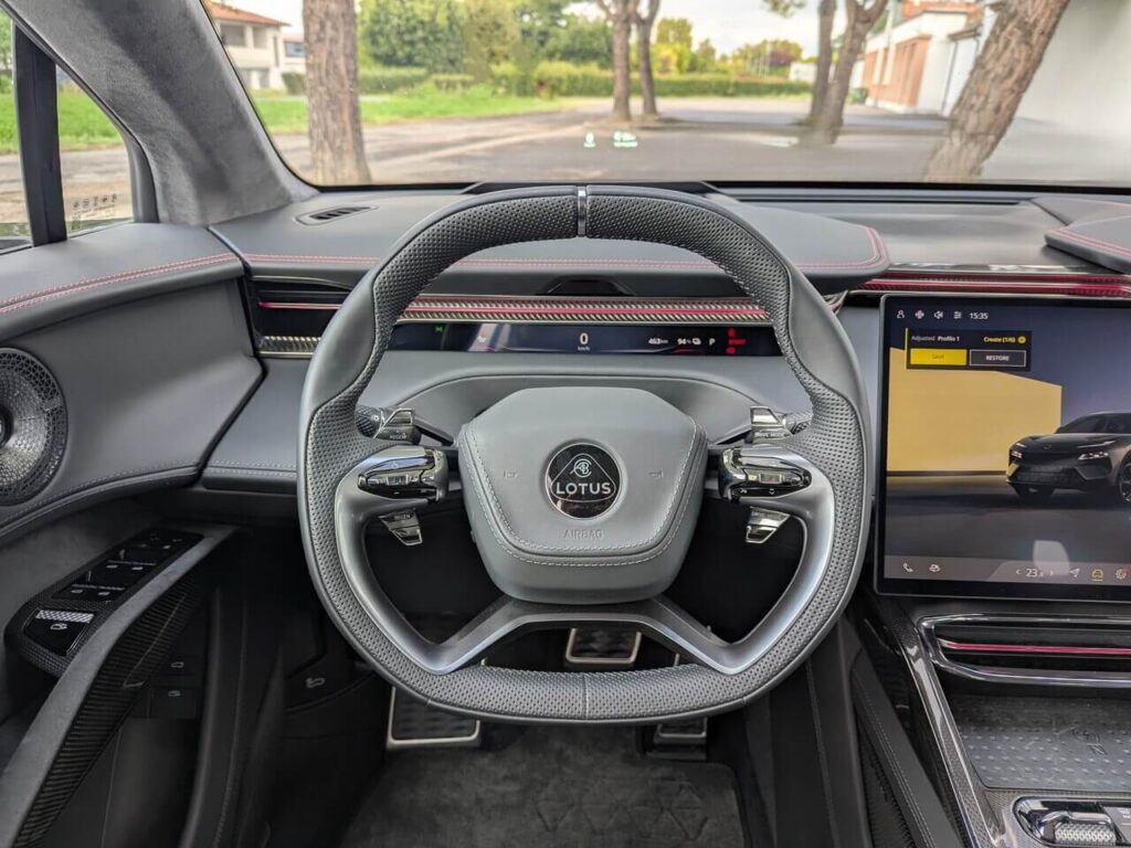 Fahrerperspektive beim Lotus Eletre: Sportlenkrad mit 12-Uhr-Markierung, Digitaltacho und Head-up-Display.