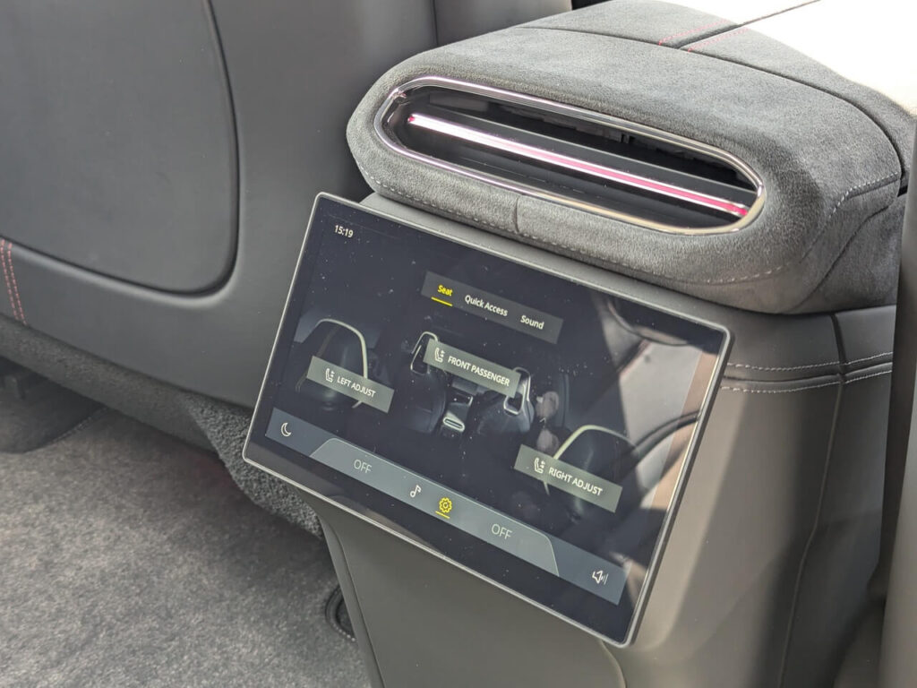 Touchscreen für die Rücksitze im Lotus Eletre: Bedieneinheit für Medien, Klimatisierung und Einstellung der Rückenlehne.
