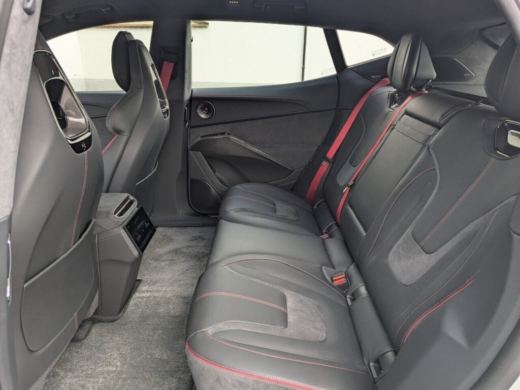 Rücksitzbank mit viel Platz und ebenem Fahrzeugboden. Platz für 3 Personen (2x Isofix mit Top-Tether).