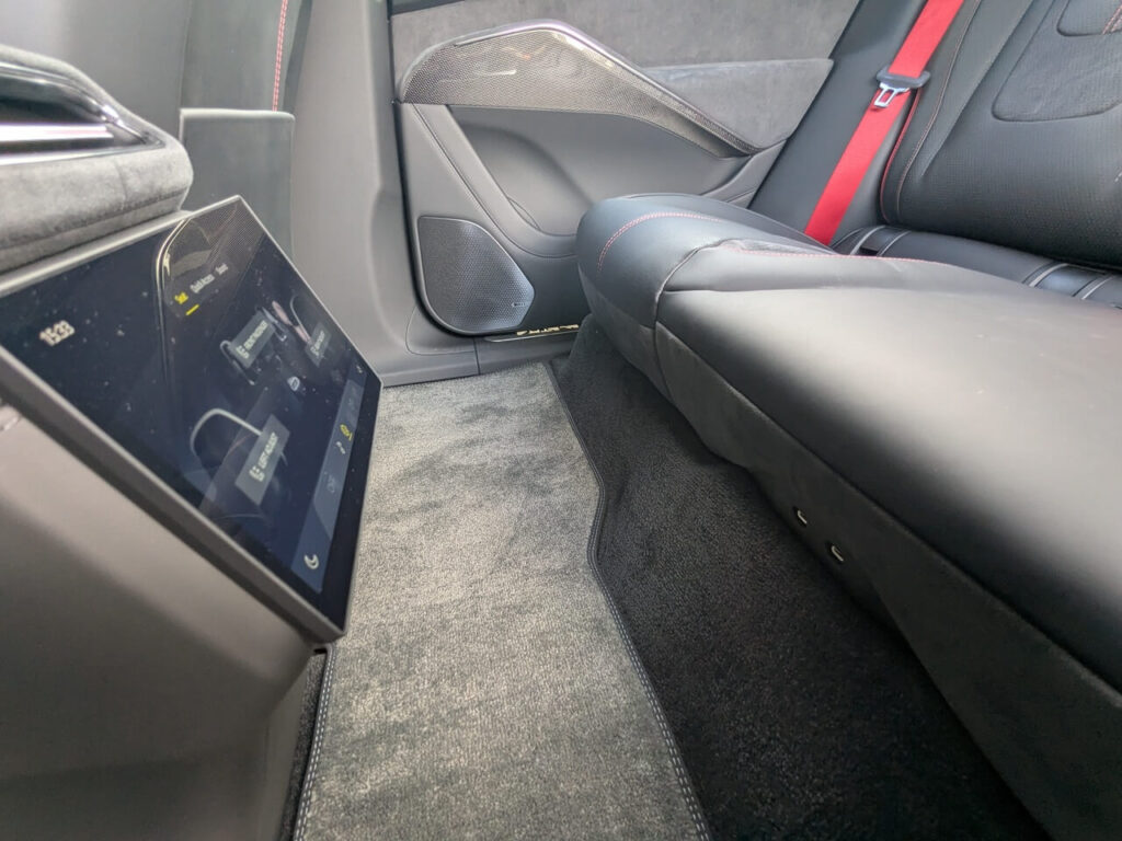Gut versteckt: Die beiden USB-C-Anschlüsse befinden sich unter der Rücksitzbank.