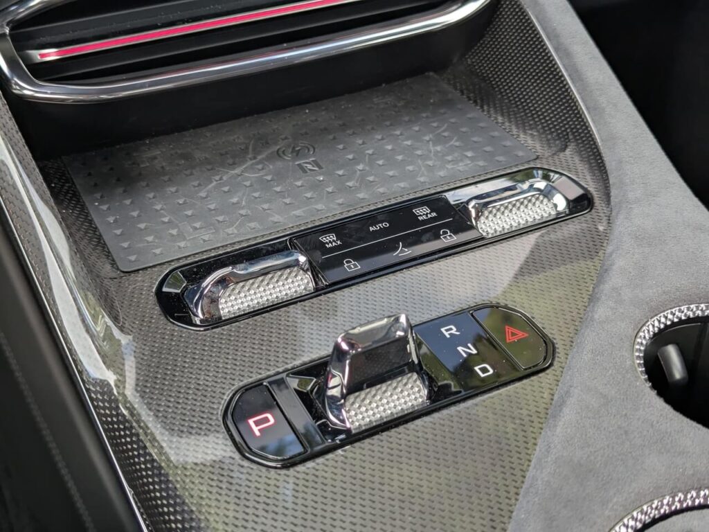 Mittelkonsole in Carbon-Alcantara mit Smartphone-Ladestation zum kabellosen Laden (QI).