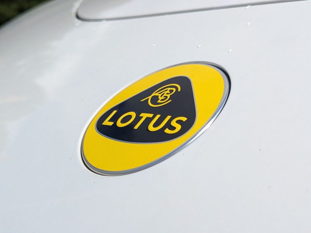 Lotus-Markenlogo beim Eletre (Fronthaube)