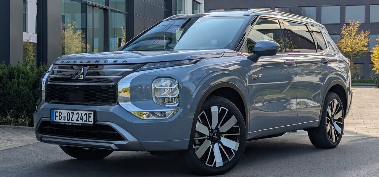 Mitsubishi Outlander TOP (Typ GN, 2026) in Mondstein-Grau-Metallic mit schwarzem Dach im Test. Erfahrungen mit Kaufberatung zum Mittelklasse-SUV mit Plug-in-Hybrid-Antrieb.