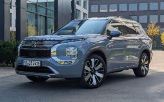 Mitsubishi Outlander TOP (Typ GN, 2026) in Mondstein-Grau-Metallic mit schwarzem Dach im Test. Erfahrungen mit Kaufberatung zum Mittelklasse-SUV mit Plug-in-Hybrid-Antrieb.
