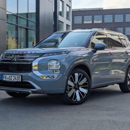 Mitsubishi Outlander TOP (Typ GN, 2026) in Mondstein-Grau-Metallic mit schwarzem Dach im Test. Erfahrungen mit Kaufberatung zum Mittelklasse-SUV mit Plug-in-Hybrid-Antrieb.