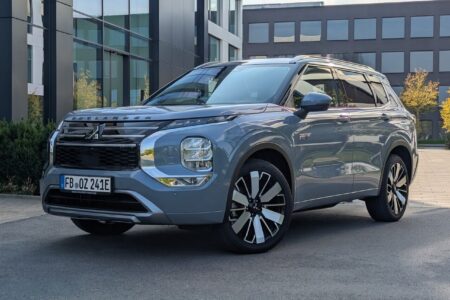 Mitsubishi Outlander TOP (Typ GN, 2026) in Mondstein-Grau-Metallic mit schwarzem Dach im Test. Erfahrungen mit Kaufberatung zum Mittelklasse-SUV mit Plug-in-Hybrid-Antrieb.
