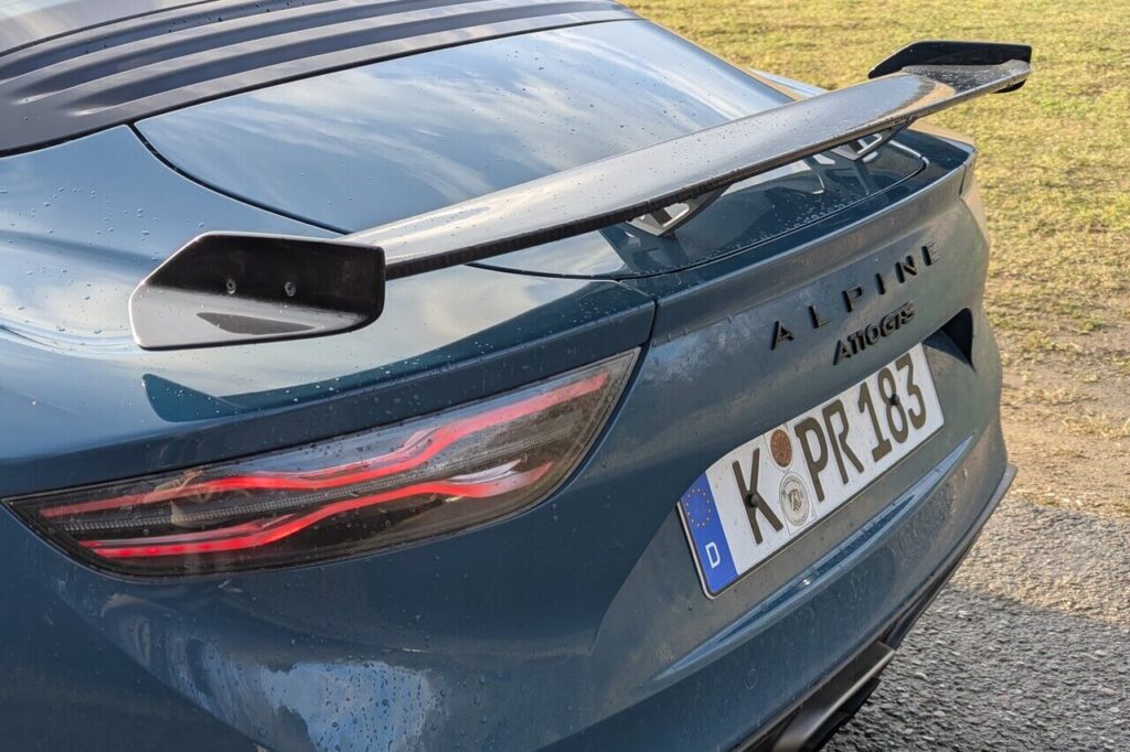 Aero-Paket beim A110 GTS mit Carbon-Heckflügel für mehr Top-Speed 275 km/h statt 260 km/h.