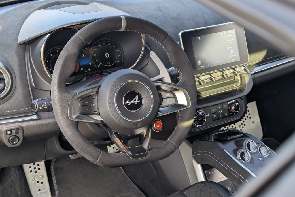 Sportwagen-Cockpit: Innenraum, wie Armaturenbrett, Lenkrad und Verkleidungsteile sind in Alcantara ausgekleidet.