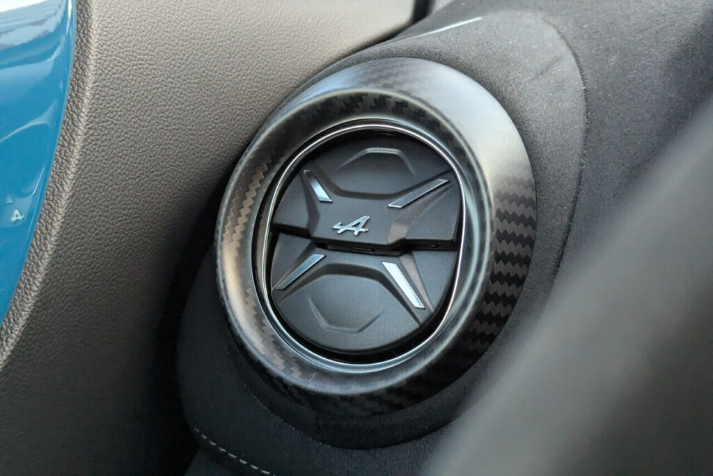 Lüftungsdüsen mit Alpine-Logo in Carbon eingefasst.