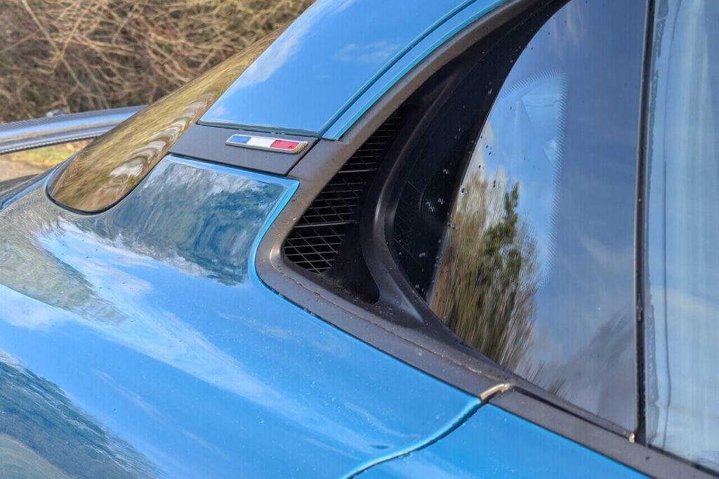 Lufteinlässe für den Mittelmotor hinter den Seitenfenstern: Schönes Detail: französische Flagge an der C-Säule.