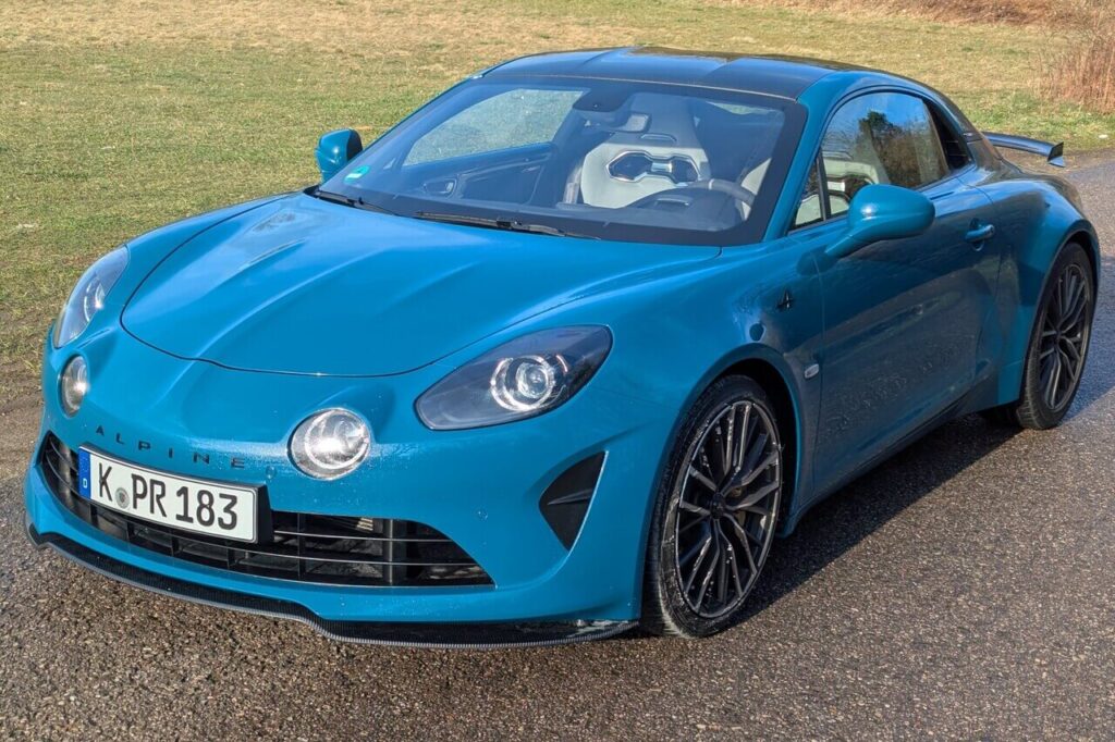 Alpine A110 GTS mit 300 PS - 2-sitziger Mittelmotorsportwagen mit niedrigem Leistungsgewicht (3,7 kg/PS) als Alternative zur Lotus Emira