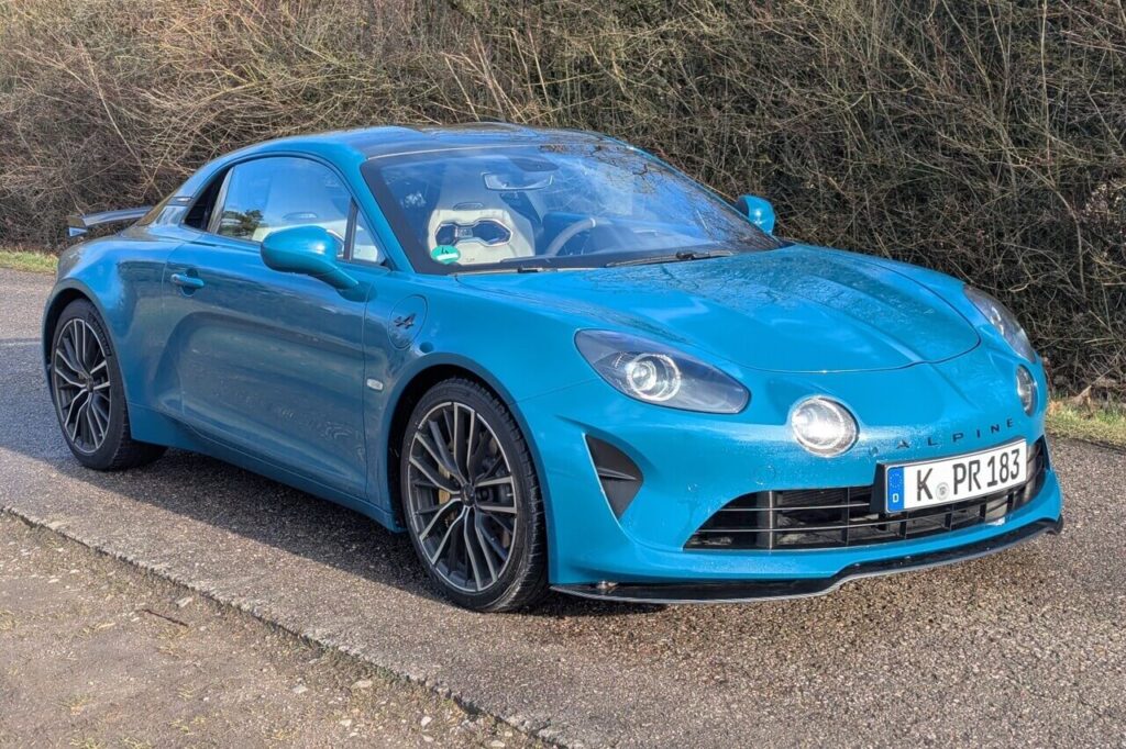 Alpina A110 GTS (2026) in Pfauenblau - Leichtbau-Sportwagen als Alternative zu Lotus Emira im Test.
