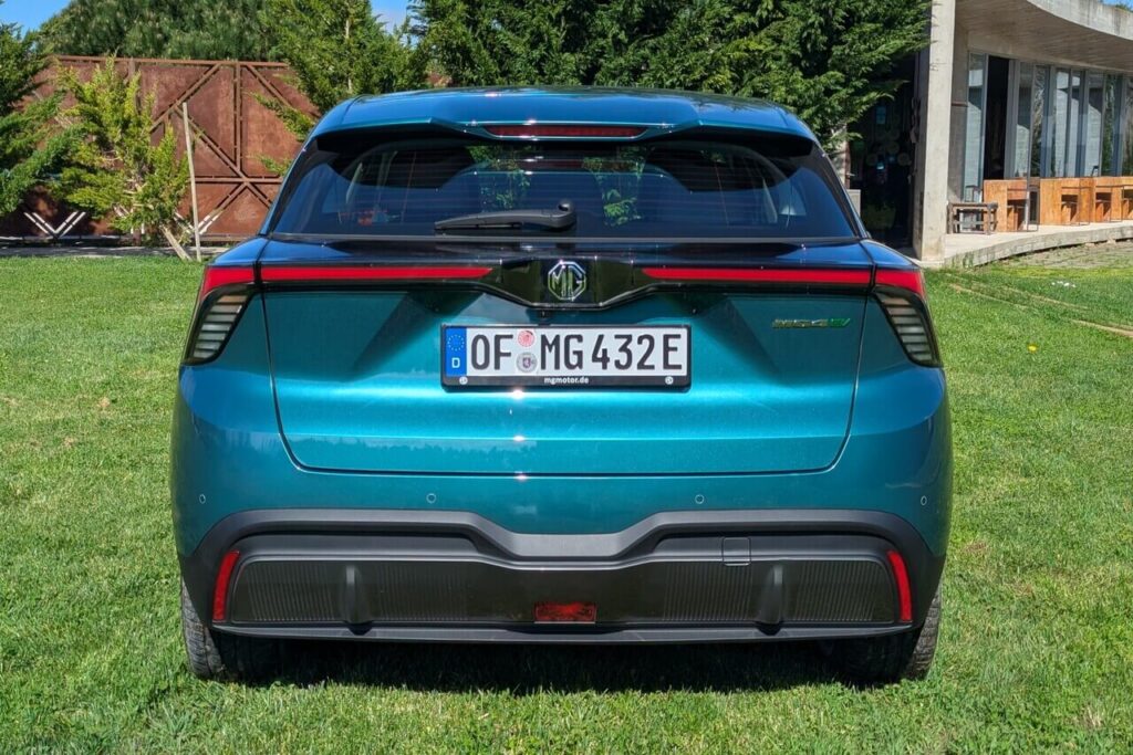 Heckansicht: Das 2026er-Facelift des MG4 EV verfügt nun über einen neu designten Dachkanten-Spoiler.