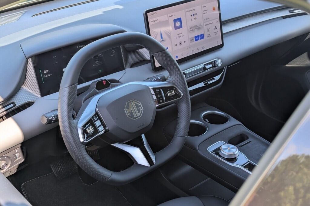Neuer Fahrzeuginnenraum beim MG4 ab 2026: Armaturenbrett und Infotainmentsystem sind nun neu.