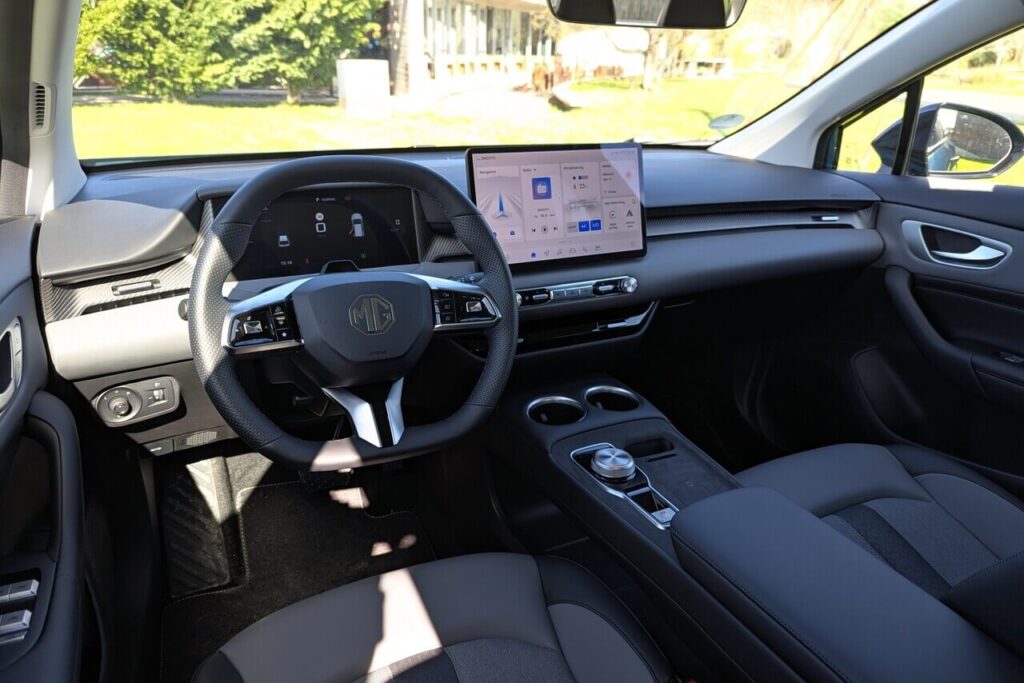 Der neue MG4 EV (Facelift) hat einen neu gestalteten Innenraum: Armaturenbrett mit größerem Touchscreen und Mittelkonsole im neuen Design.