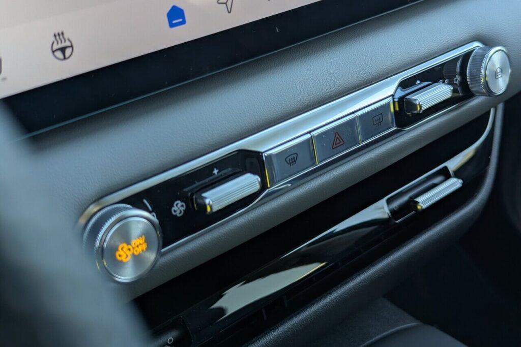 Klimabedienteil mit Drehreglern für Temperatur und Lautstärke.