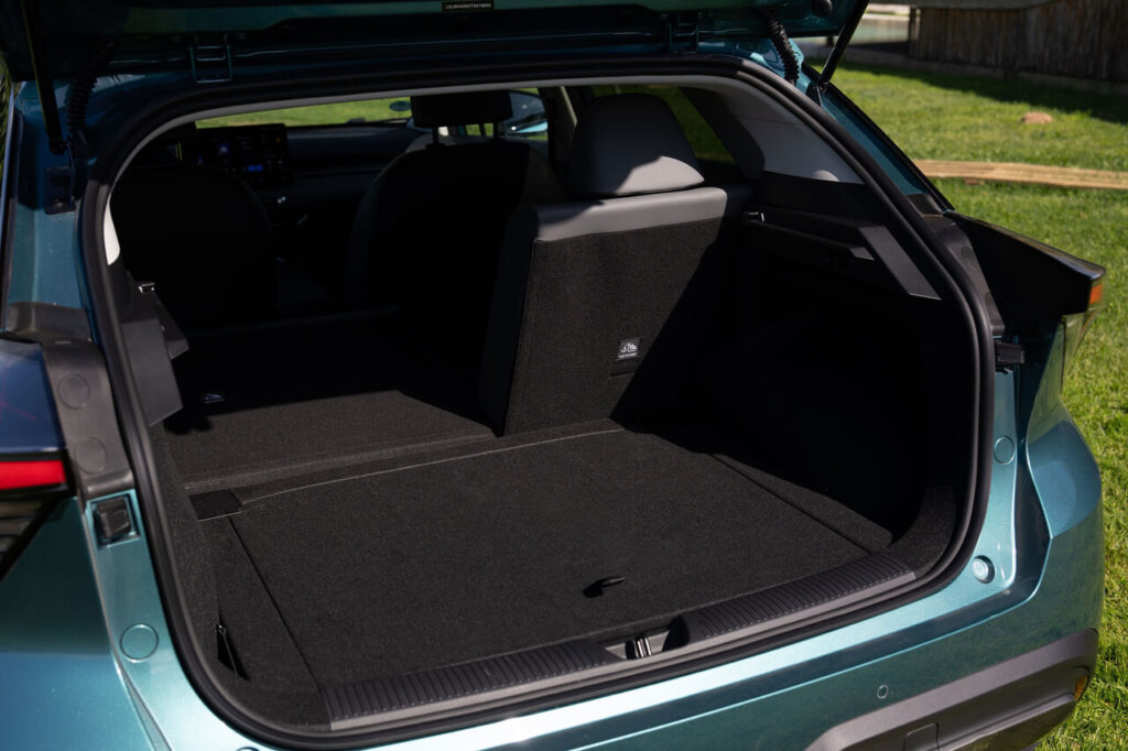 388 Liter Kofferraumvolumen im MG4 EV. Bei umgeklappter Rücksitzbank (Teilungsverhältnis 60 zu 40) erhöht sich das Fassungsvermögen auf bis zu 1.165 Liter.