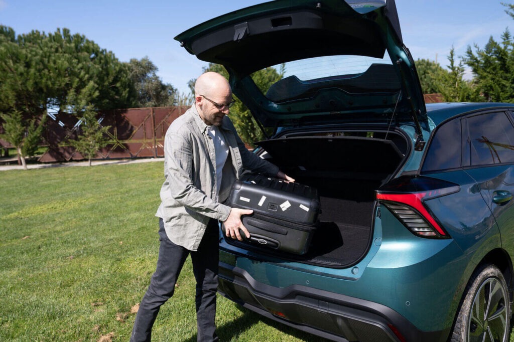 In den Kofferraum des MG4 EV mit 388 Liter Fassungsvermögen passen auch große Koffer. Störend ist aber die Hutablage, die einen sich stabilen Eindruck macht.