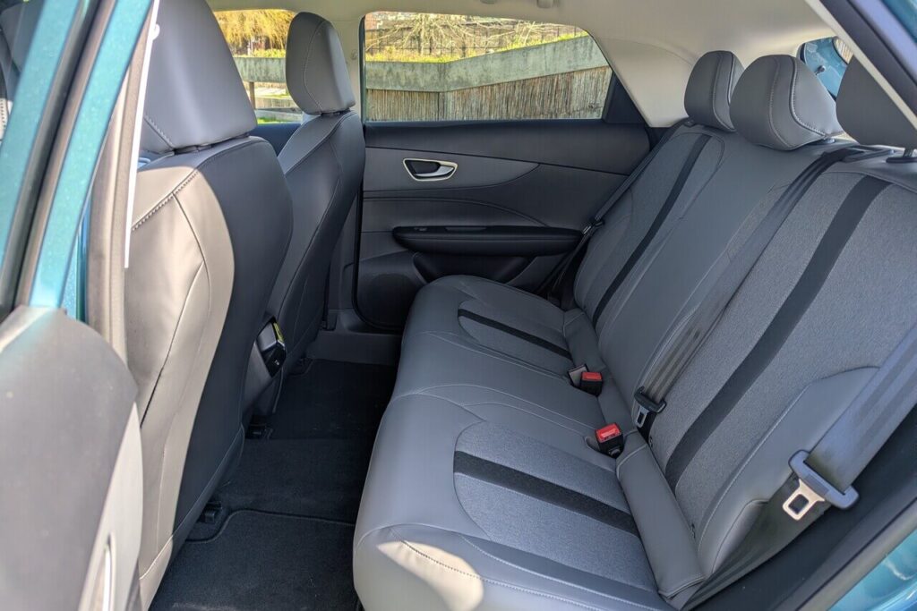 Ebener Boden ohne störenden Mitteltunnel im Fond des MG4.