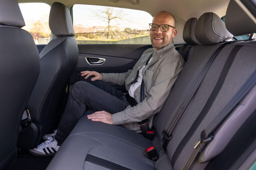 Rücksitzbank mit guter Beinfreiheit: Daniel Przygoda (1,75 m) im Fond des MG4 EV.